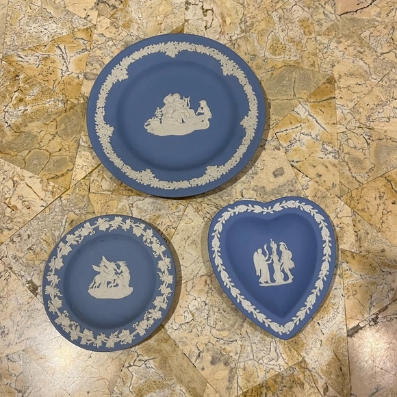 SET OF 3 Wedgwood Blue ceramic small plates - Picture 1 of 6